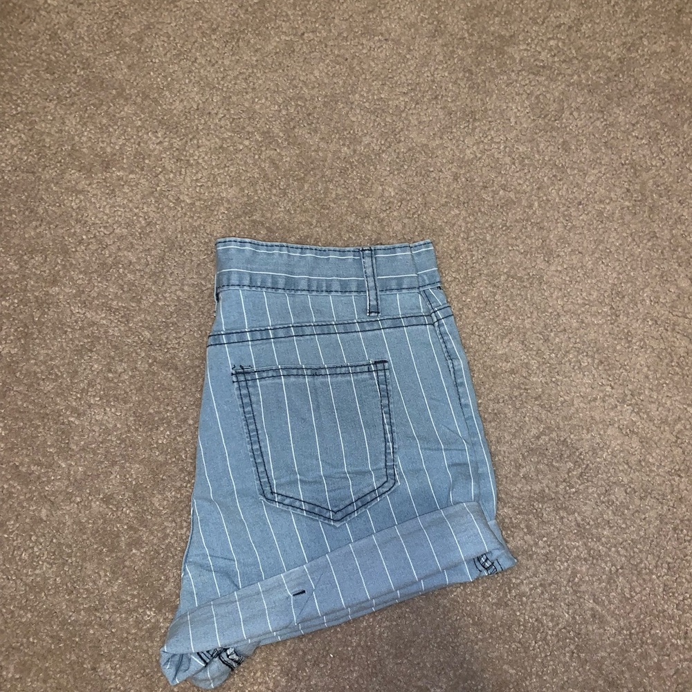 Striped shorts - Picture 2 of 2